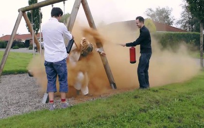 Sinh nhật khó quên ở Đan Mạch: 25 tuổi mà vẫn ‘ế’ có thể bị bạn bè trói vào cột, phủ đầy bột quế