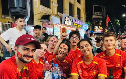 Khách nước ngoài mặc áo cờ đỏ sao vàng cổ vũ bóng đá như người Việt Nam