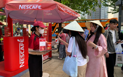 Giới trẻ "đổ bộ" quầy NESCAFÉ, nạp năng lượng cực chill tại Fandom Yêu Nước