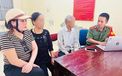 Đang giao dịch bán 5 chỉ vàng, vợ chồng ông lão SN 1950 bất ngờ được chủ tiệm vàng bạc đưa thẳng đến Công an