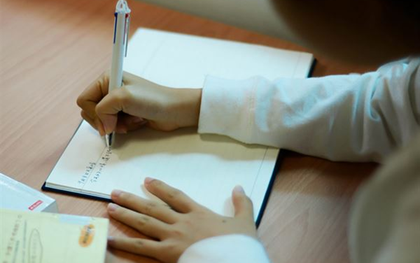 Lo lắng bị công ty sa thải, cô gái mới ngoài 20 tuổi ám ảnh đến mức thức xuyên đêm, tự học tới 5 giờ sáng