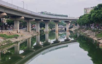 Không còn cảnh đen đặc quen thuộc, sông Tô Lịch đang thay đổi thế nào?