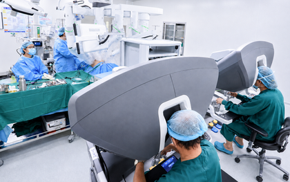 Bệnh viện đầu tiên tại Việt Nam sở hữu 2 "siêu robot" Mỹ, vừa làm điều chưa từng có khi mổ ung thư