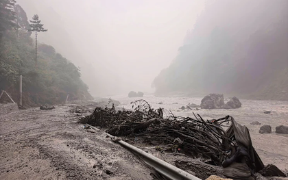 Lũ quét ‘cắt đứt’ hành lang văn hóa Nepal - Tây Tạng: Tuyến đường tới núi thiêng tê liệt, hàng trăm du khách mất liên lạc