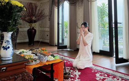 Căn phòng thờ trong biệt thự 4 tầng của nhà chồng Mai Ngọc lộ diện qua cảnh cúng rằm tháng 7