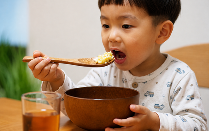 Trẻ có thông minh hay không, cứ nhìn 6 hành động này khi ăn cơm là biết rõ!