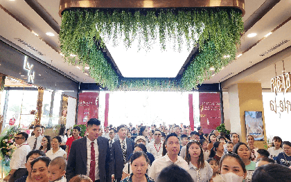 Đúng hôm nay - 28/8, 1 xã ở ngoại thành Hà Nội chính thức có TTTM Vincom đầu tiên: Rộng 25.000m2, cao 5 tầng, xuất hiện đại siêu thị Thái Lan