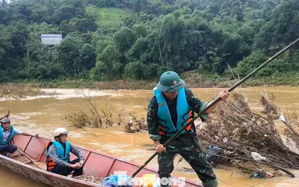 Dùng thuyền vượt lũ, đưa chuyển người và hàng hóa ra vào vùng cô lập