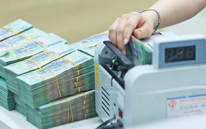 Nhiều người tất toán trước hạn sổ tiết kiệm để gửi lại