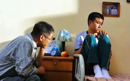 Cậu bé 17 tuổi vẫn quấn mẹ, đêm nào cũng đòi ngủ cùng! Bác sĩ tâm lý thẳng thắn: Người sai không phải là đứa trẻ!