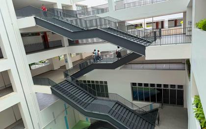 Bức ảnh cầu thang "kỳ lạ" của một trường học ở TP.HCM gây chú ý: Biết lý do đằng sau, nhiều phụ huynh gật gù "quá hay"