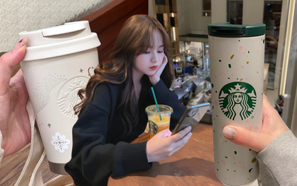 Từ chiếc bình 800.000 đồng đến món đồ được săn lùng giá 2,6 triệu: Starbucks đã biến bình giữ nhiệt thành "mỏ vàng" thương hiệu như thế nào?