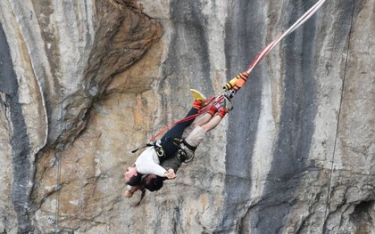 Khoá dây nhảy bungee bị đứt, cặp đôi tử vong vì rơi xuống vực sâu 100 mét trong vòng tay nhau