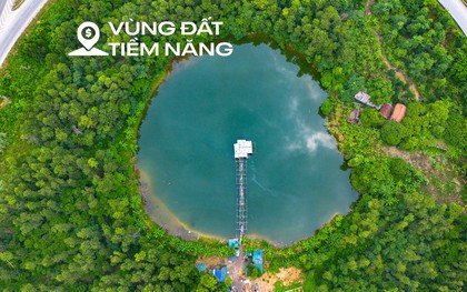 Ngắm nút giao vừa có hồ nước, rừng cây xanh và nhà dân trên đại lộ dài nhất Việt Nam