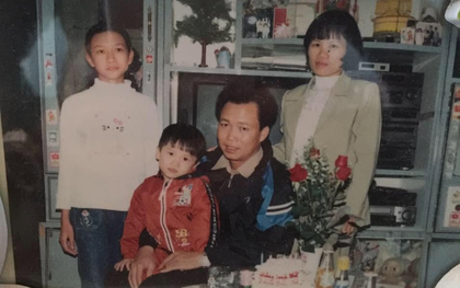 Cậu bé quê Hải Phòng bẽn lẽn ngồi trong tay bố, 20 năm sau thành “nhà vua” không ngai của bóng đá Đông Nam Á