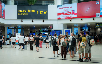 Cảnh tượng ngay lúc này tại sân bay Nội Bài