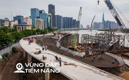 Cận cảnh cầu đi bộ “lá dừa nước” gần 1.000 tỷ qua sông Sài Gòn: Hai đầu cầu đã thành hình, sẽ sử dụng siêu sà lan mà cả nước chỉ có 2 chiếc
