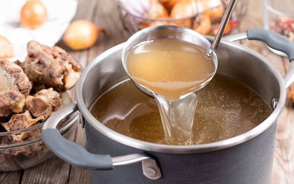 Lý do không nên cho muối ngay từ đầu khi hầm xương