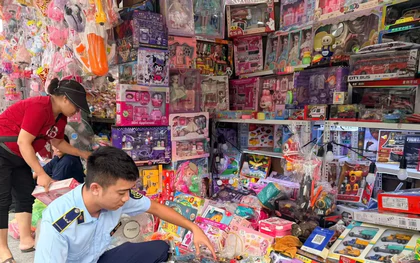 Thị trường hàng hóa Trung thu: Hà Nội tiêu hủy hàng nghìn sản phẩm bánh kẹo, đồ chơi '3 không'