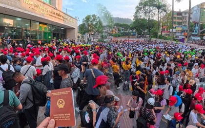 Cửa khẩu Lào Cai đông gấp ba ngày thường, tour đường bộ sang Trung Quốc đang hút khách nhất kỳ nghỉ này