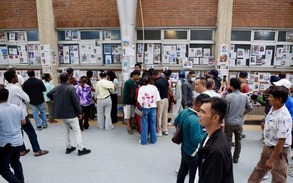 Từ nhà xác đến bệnh viện, hàng nghìn gia đình Nepal tìm thân nhân sau lũ quét