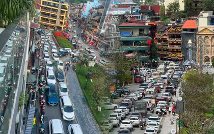 Sa Pa dịp 2/9, nơi ô tô gặp gỡ đất trời: Đi 900m mất 30 phút, hệt như giờ tan tầm Hà Nội