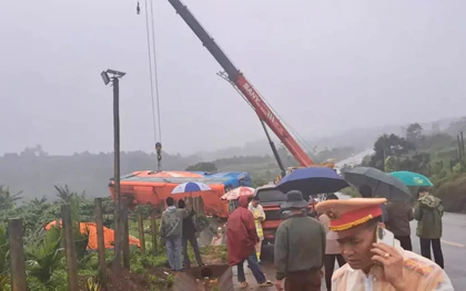 Tiếng khóc xé lòng của thân nhân người chết trong vụ xe khách lật ở Gia Lai