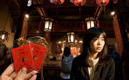 Ngôi miếu 180 tuổi ở Hong Kong (Trung Quốc) bỗng thành "sở lao động cõi trên": Khi tấm thẻ cầu việc giá 18 đô khó săn như mua vé concert