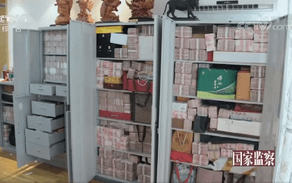 Tịch thu vàng và gần 780 tỷ đồng tiền mặt xếp chồng như kệ siêu thị tại một căn hộ