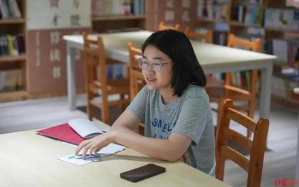 Mẹ đơn thân làm nghề nặng nhọc nuôi con ăn học, con gái được tuyển thẳng trường ĐH top đầu nói một câu khiến nhiều người xúc động