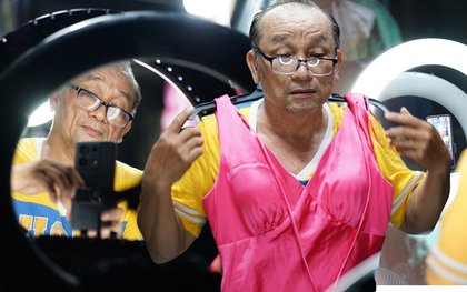 Ông chú tóc bạc ở TP.HCM trở thành hiện tượng livestream giữa khu chợ vắng: "Được hai, ba đơn còn hơn số 0"