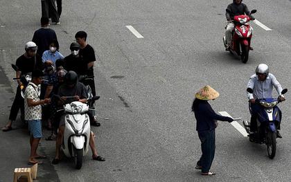 Nóng trước trận ĐT Việt Nam đấu Campuchia: "Phe vé" hoạt động tấp nập chào mời khách, "hét giá" chênh 200.000 đồng với giá gốc