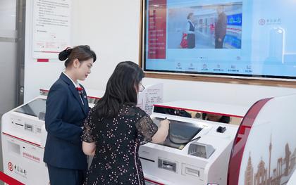 Ra ngân hàng rút 10,8 tỷ đồng tiền mặt, cặp vợ chồng bị công an chặn giao dịch