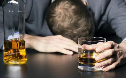 Ngứa kéo dài khiến người bệnh lạm dụng rượu để ngủ, bác sĩ cảnh báo hệ lụy