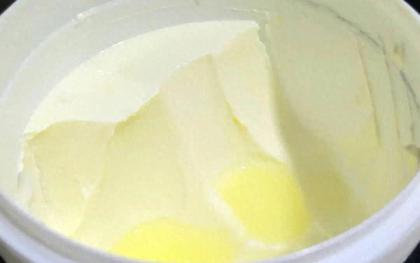 Vì sao sữa chua xuất hiện nước màu vàng sau khi mở nắp?