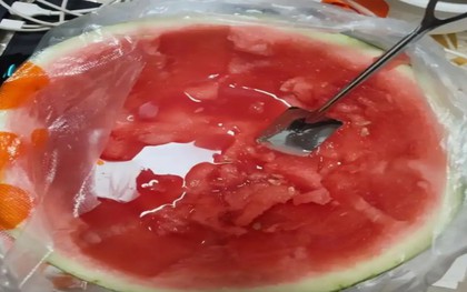 Nửa quả dưa hấu hé lộ tương lai một đứa trẻ: Cha mẹ khó trông chờ vào kiểu con cái này