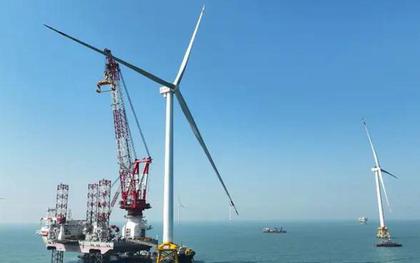 Cắm loạt cọc thép sâu 136 mét giữa biển, hoàn thành công trình cao bằng tòa nhà 110 tầng chưa từng có trên thế giới