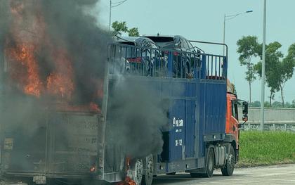 Xe đầu kéo chở nhiều ô tô con cháy ngùn ngụt trên cao tốc Hà Nội - Hải Phòng