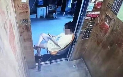 Người phụ nữ mang ghế ra chặn cửa thang máy, ngồi chơi cả buổi để hưởng điều hòa miễn phí