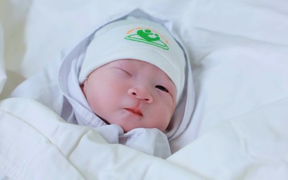 Ngay thềm Quốc khánh 2/9, 1 bé trai Hà Nội chào đời an toàn với 5 vòng dây rốn quấn cổ
