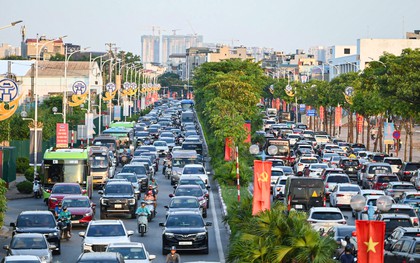 Chưa hết nghỉ lễ 2/9, cửa ngõ Hà Nội đã tắc cứng, ô tô xếp hàng dài trên cao tốc