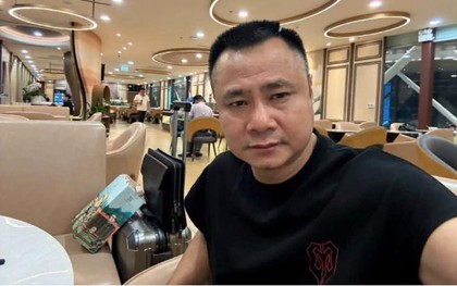 Hình ảnh NSND Tự Long lang thang ở sân bay lúc rạng sáng