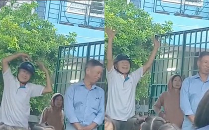 Clip ông múa say sưa để nhắc bài cho cháu trên sân khấu làm dân mạng "tan chảy"