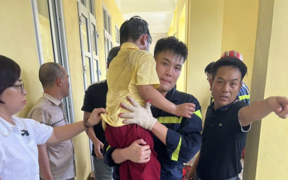 Giải cứu học sinh lớp 2 mắc kẹt trong khe tường hẹp tại trường học ở Ninh Bình