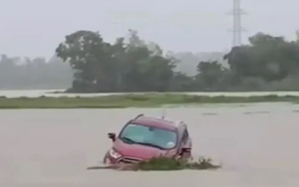 Ô tô suýt bị lũ cuốn khi qua đường ngập ở Đà Nẵng