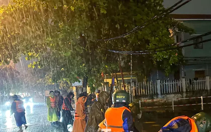 Đà Nẵng: Ngập sâu do mưa lớn, lực lượng chức năng khẩn cấp di dời dân trong đêm