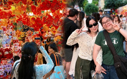 Phố Hàng Mã trước thềm Trung thu: Đèn ông sao, đầu lân phủ kín, người lớn chen chân đưa trẻ đi chơi