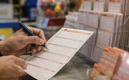 Trúng xổ số 4.000 tỷ đồng, vợ chồng giáo viên làm điều không tưởng