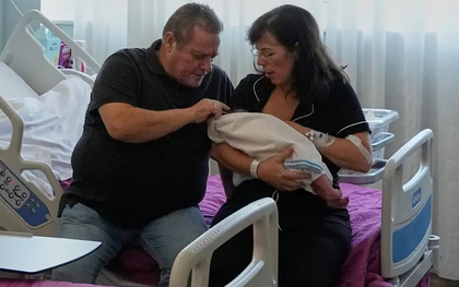 54 tuổi mất con, người mẹ chạy nước rút sinh thêm từ phôi đông lạnh 22 năm trước