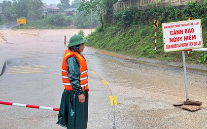 Mưa xối xả ở Huế - Quảng Trị gây ngập, giao thông chia cắt